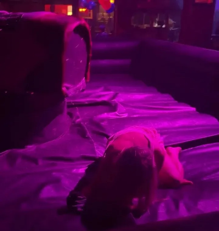 林德洛夫妻子世界杯期间达拉斯酒吧骑机械牛 两次尝试均被甩下