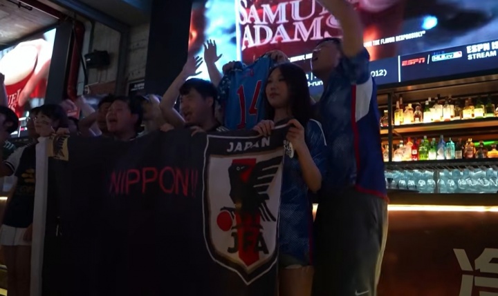 上海球迷穿日本球衣观战：日本4-0突尼斯现场直击