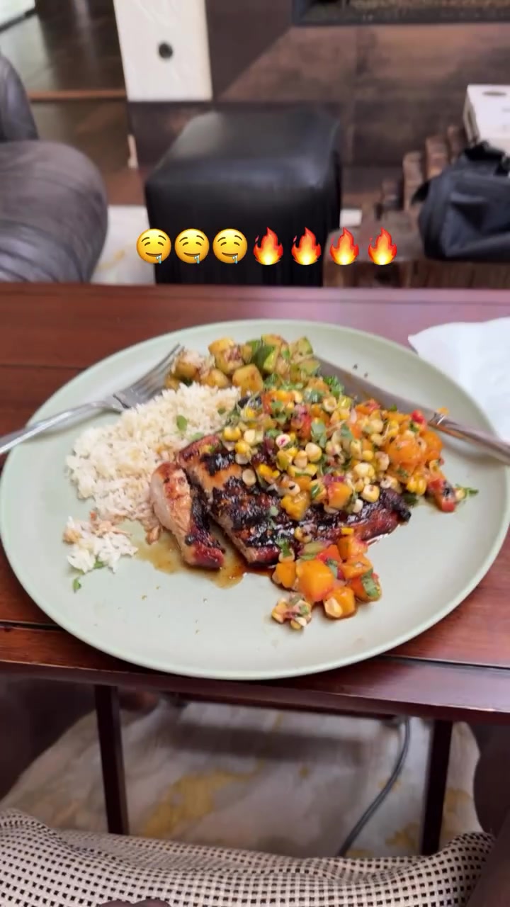 詹姆斯阿克伦豪宅内进行髋部恢复 晒蟹肉饼配鱼子酱晚餐