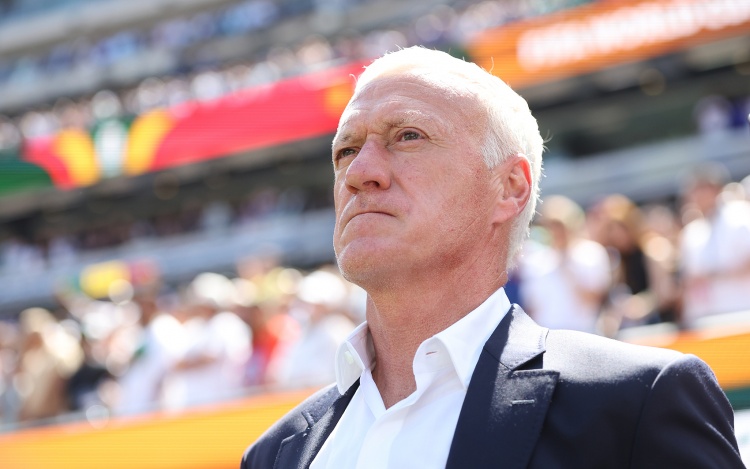 莱因克尔炮轰FIFA：禁止法国队戴黑纱悼念德尚亡母，禁赛卡塔尔球员“荒谬至极”
