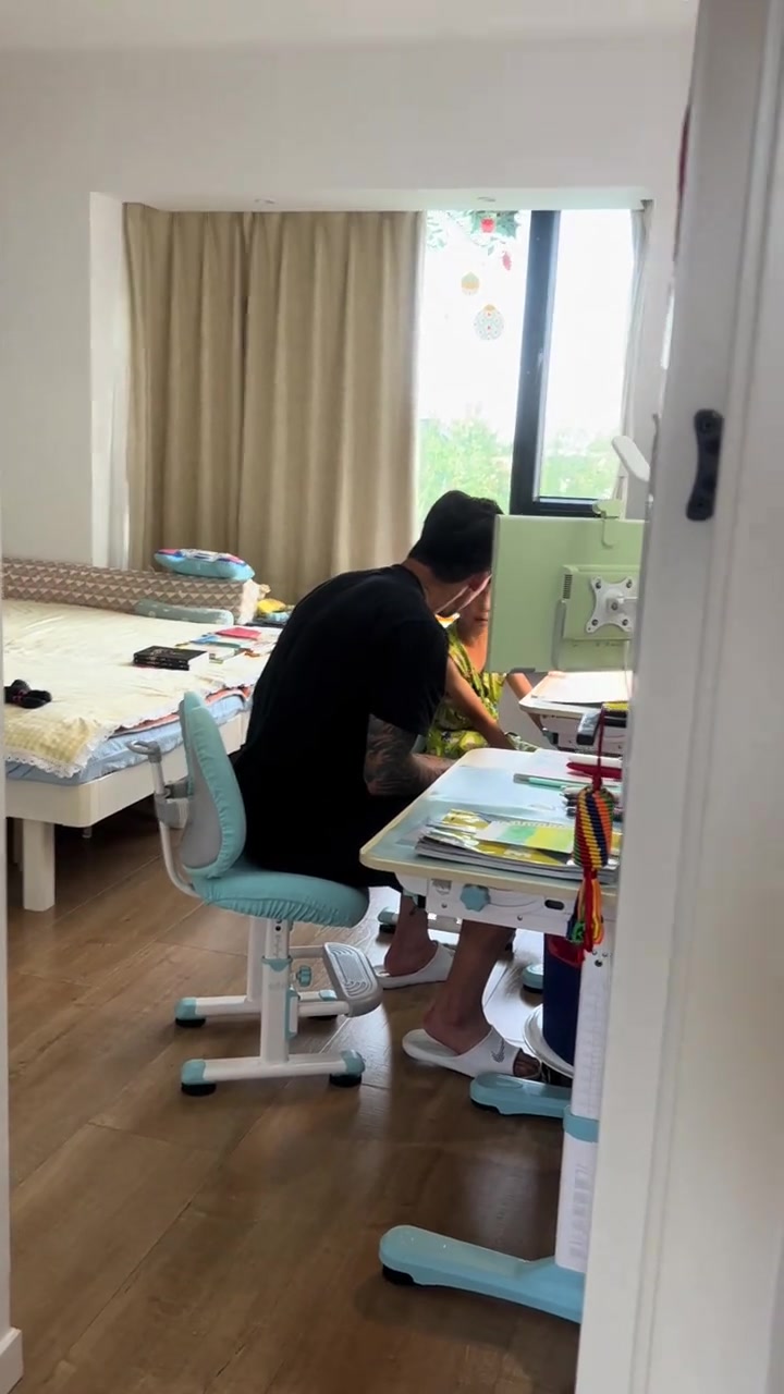 张琳芃辅导作业遭遇滑铁卢 妻子：谁都跨不过这个坎