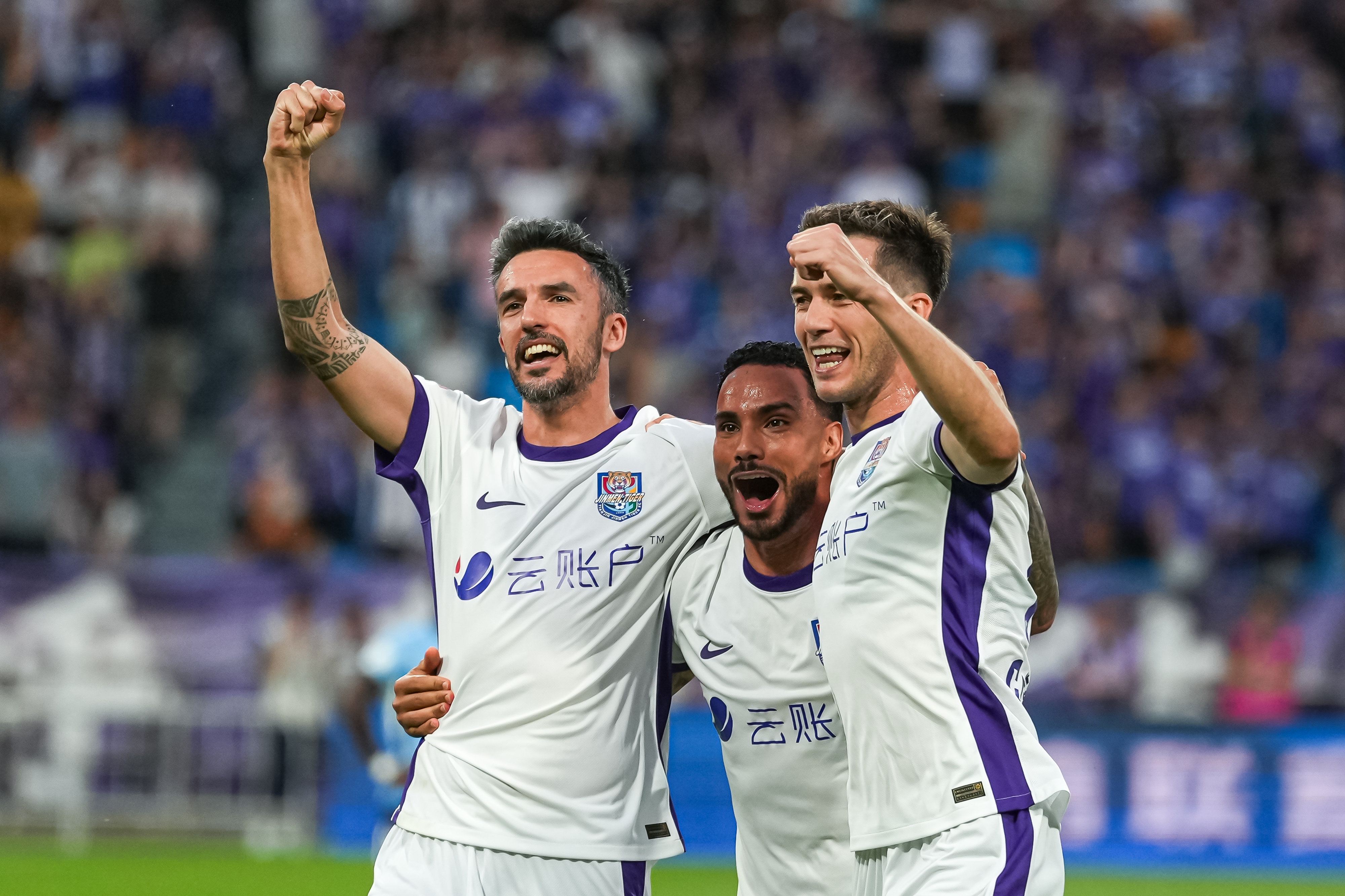 津门虎补时连入两球3-2逆转玉昆，4连胜后连遇泰山国安