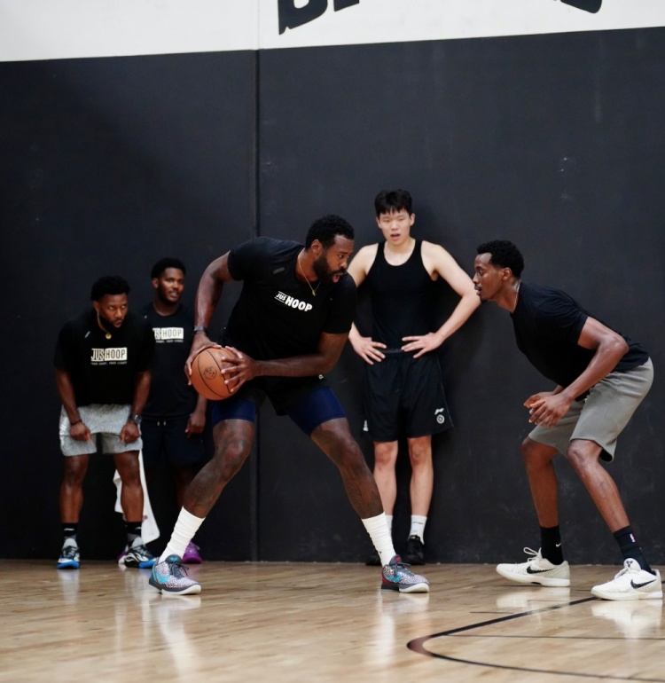 杨瀚森同小乔丹小贾伦合练 训练师强调新世代内线核心能力