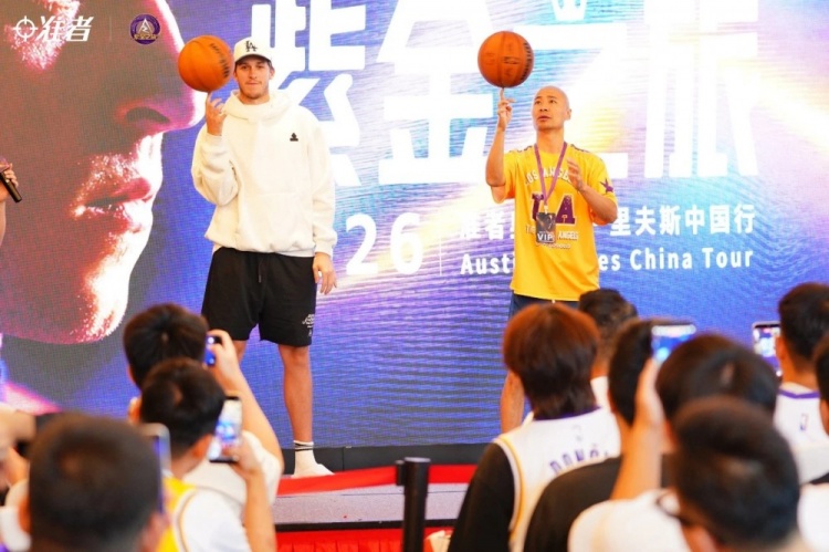 湖人球星里夫斯厦门站收官：有求必应，百分大战场边观战
