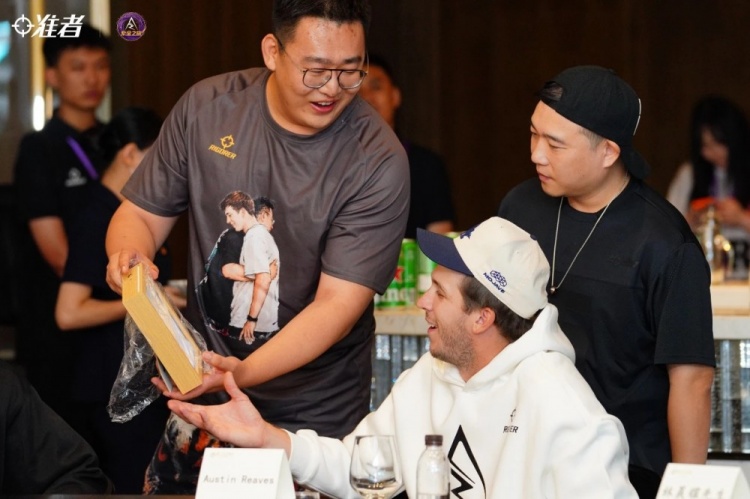 湖人球星里夫斯厦门站收官：有求必应，百分大战场边观战