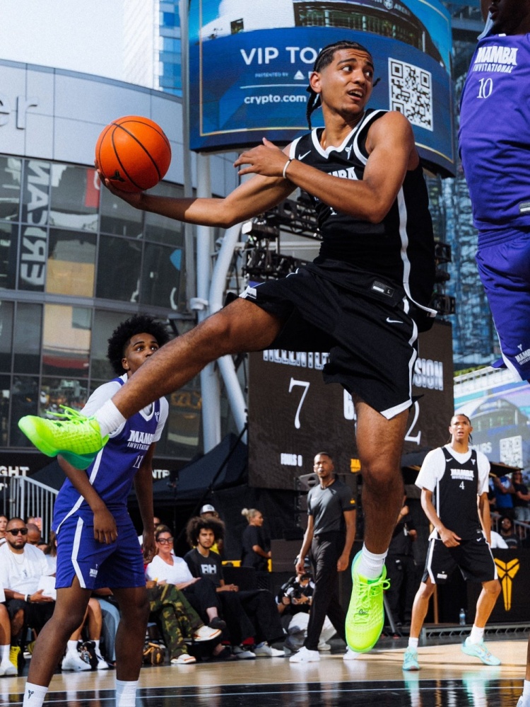贝克汉姆·布莱克曼巴邀请赛上脚科比3代青蜂侠