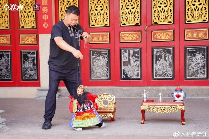 里夫斯中国行石狮站体验提线木偶 官方晒闽南非遗行程