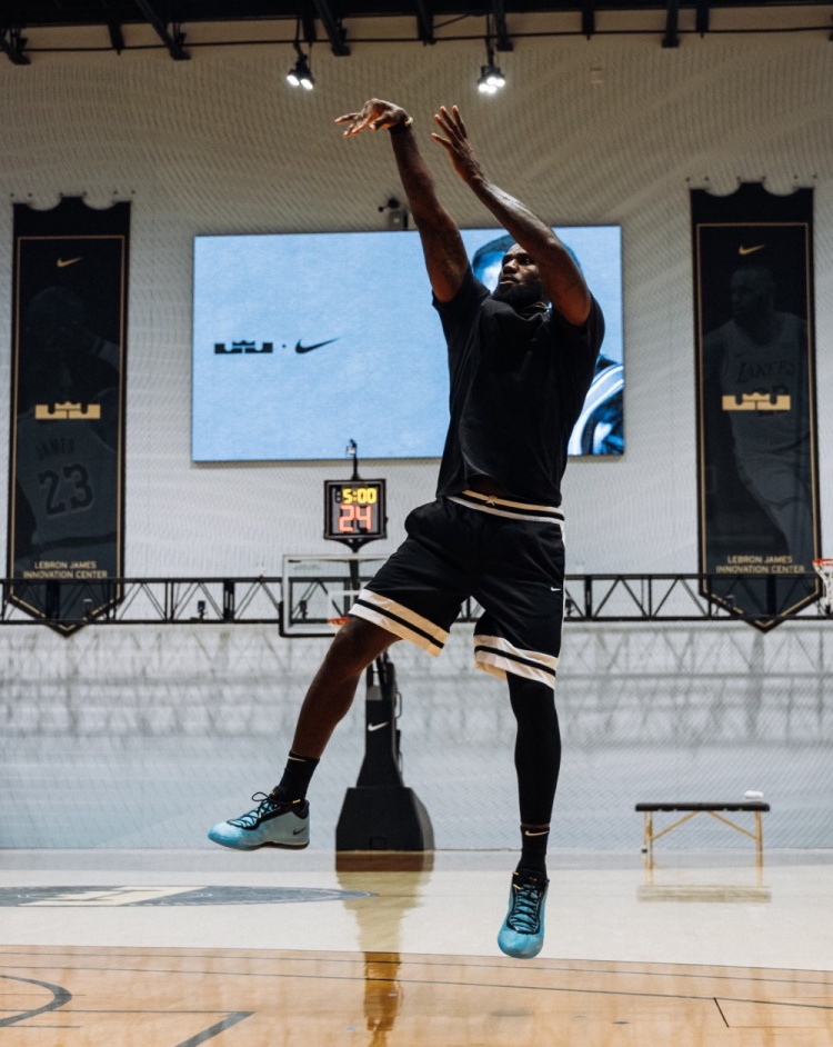 詹姆斯晒第24代签名鞋训练照：训练永不停歇，LeBron 24已在路上