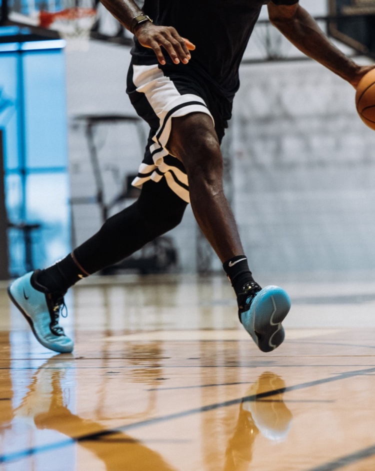 詹姆斯晒第24代签名鞋训练照：训练永不停歇，LeBron 24已在路上