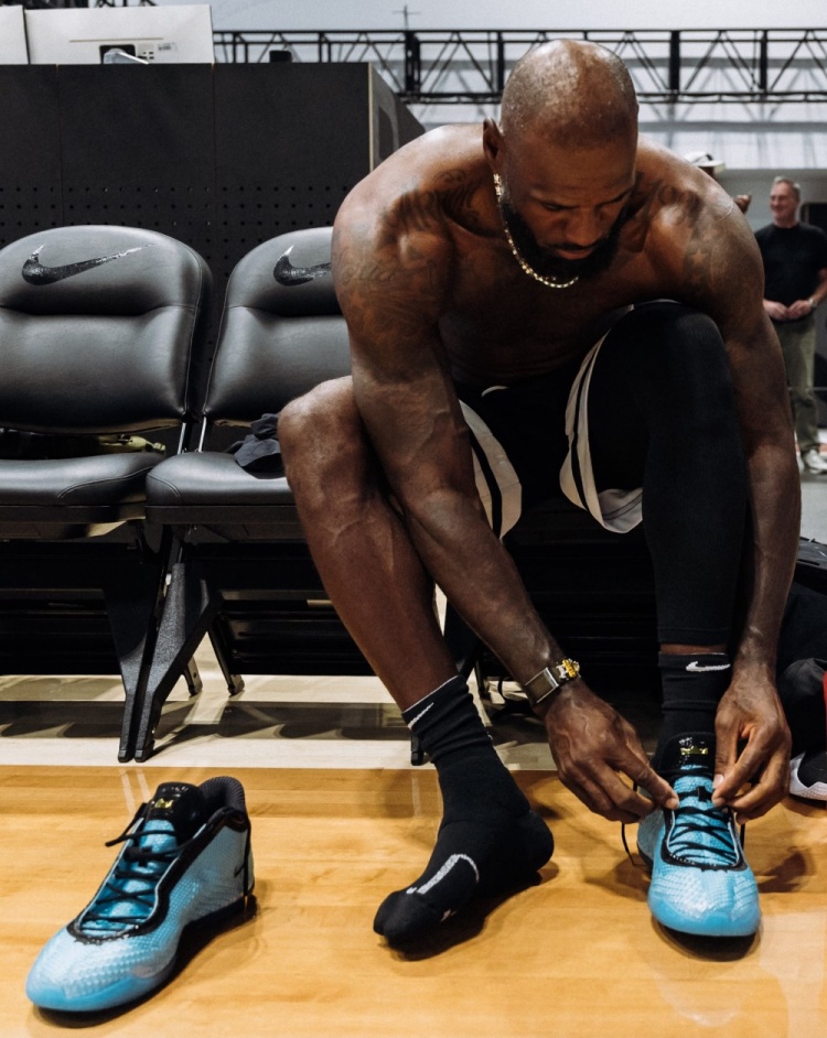 詹姆斯晒第24代签名鞋训练照：训练永不停歇，LeBron 24已在路上