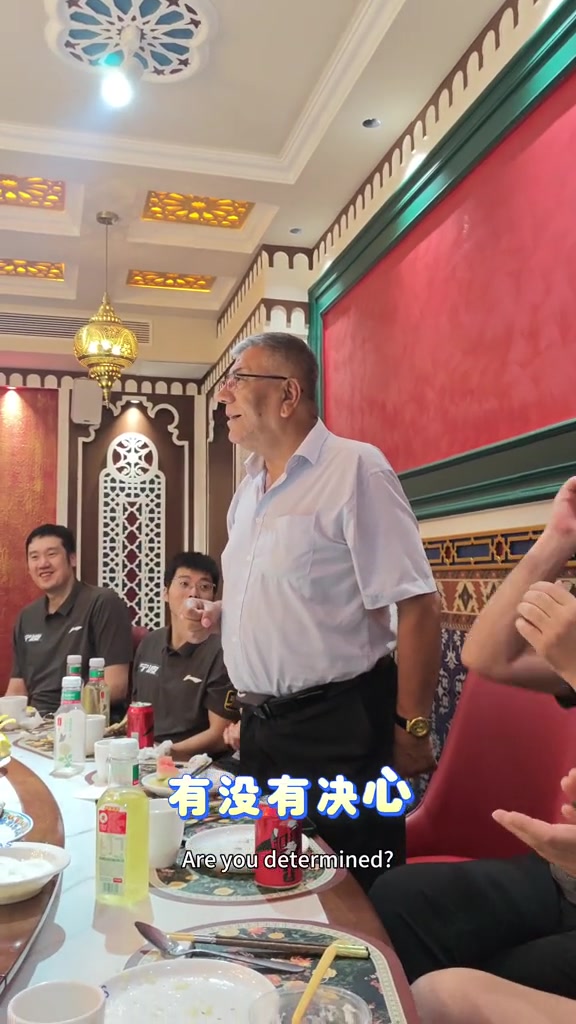 鲁吐布拉宴请宁波全队吃烤全羊，霍楠晒视频：新疆夏联赛后的家宴