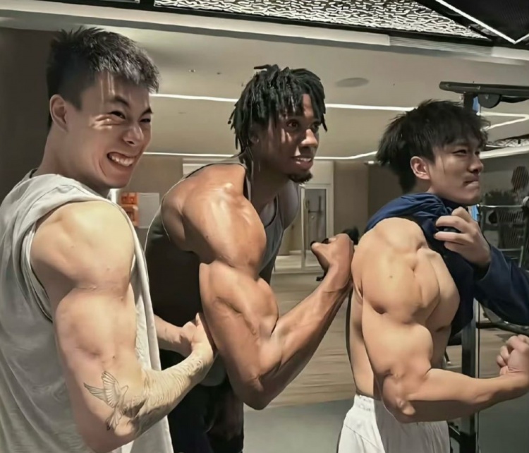 怀特塞德晒自拍疑似减重，上海放弃优先续约权