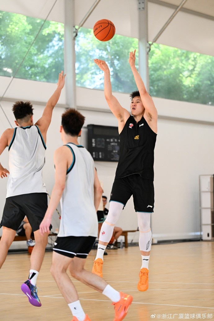 广厦夏训再上调三将 一队年轻球员增至五人 广厦夏训再上调三将 一队年轻球员增至五人