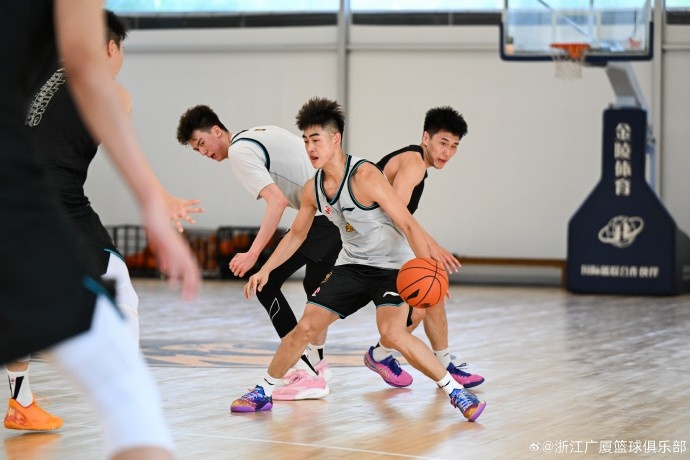 广厦夏训再上调三将 一队年轻球员增至五人 广厦夏训再上调三将 一队年轻球员增至五人