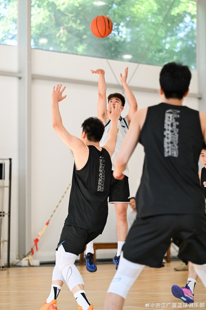 广厦夏训再上调三将 一队年轻球员增至五人 广厦夏训再上调三将 一队年轻球员增至五人