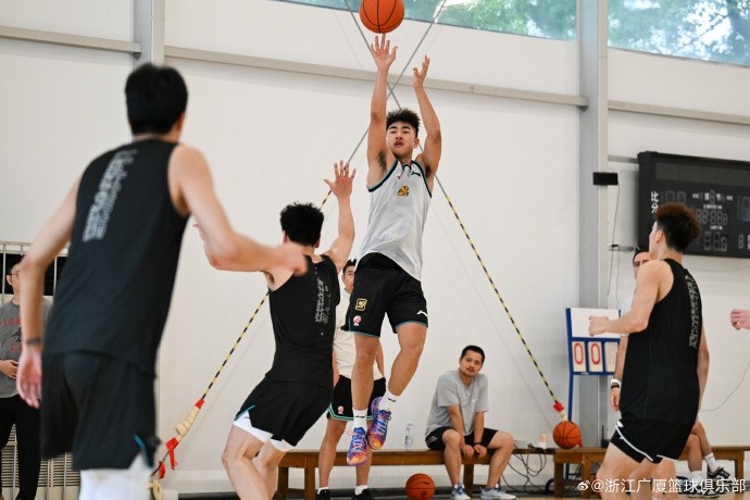 广厦夏训再上调三将 一队年轻球员增至五人 广厦夏训再上调三将 一队年轻球员增至五人