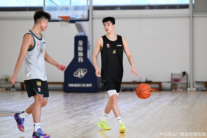 广厦夏训再上调三将 一队年轻球员增至五人 广厦夏训再上调三将 一队年轻球员增至五人