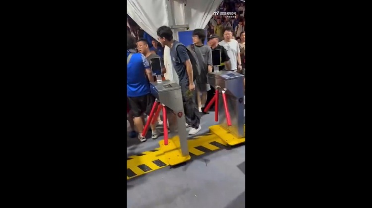 北看台红魔：武磊球衣进申花主场是点燃冲突的导火索
