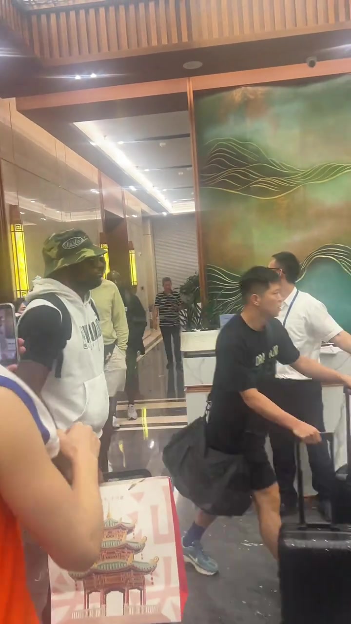 追梦酒店被围堵 逐一签名满足球迷