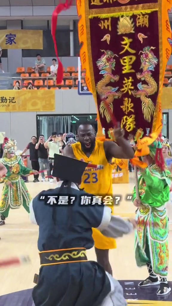 格林汕头尝试潮汕英歌舞 持棒击打动作到位
