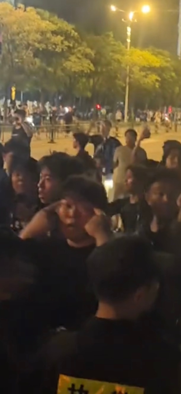 博主晒视频：疑似部分武汉球迷赛后冲击天津球迷的接驳大巴