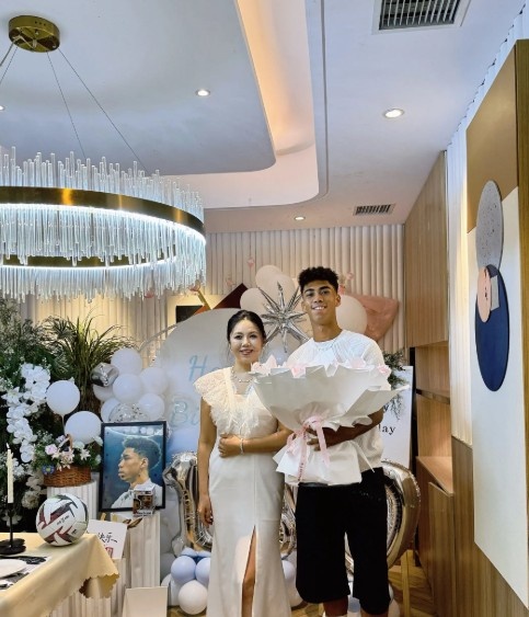 张洪福18岁生日母亲发文：不要求你一定光芒万丈，只愿坚守初心