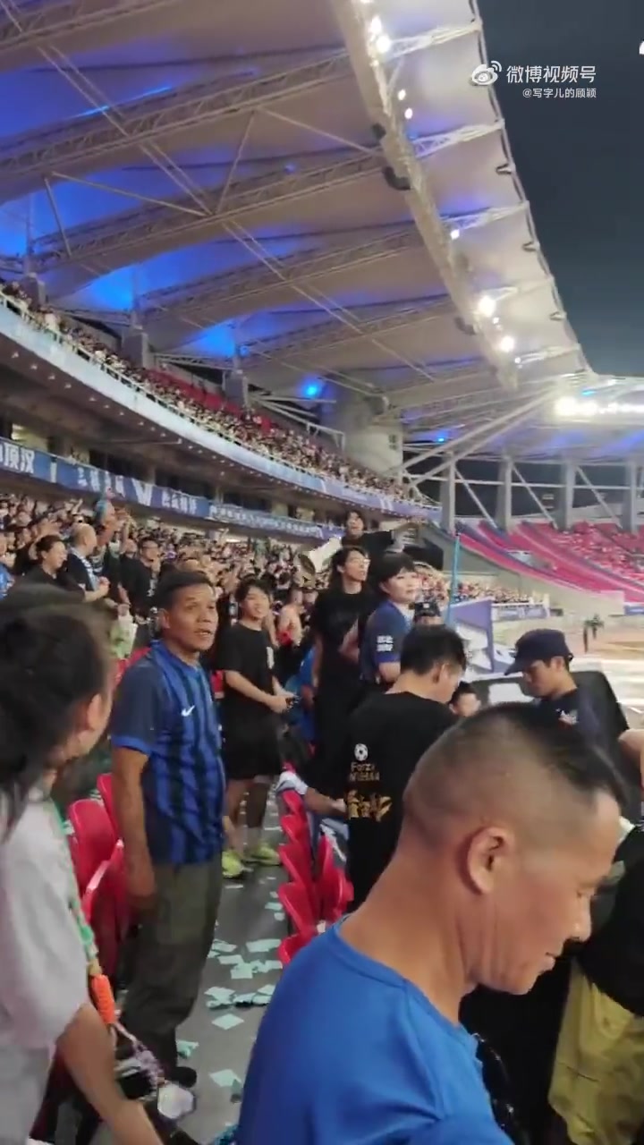 记者转发视频：三镇球迷拿大喇叭领喊侮辱性口号“天津，XXX！”