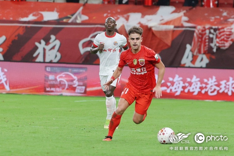 上海海港2-1青岛海牛，下一场海港队将客场对阵深圳新鹏城队