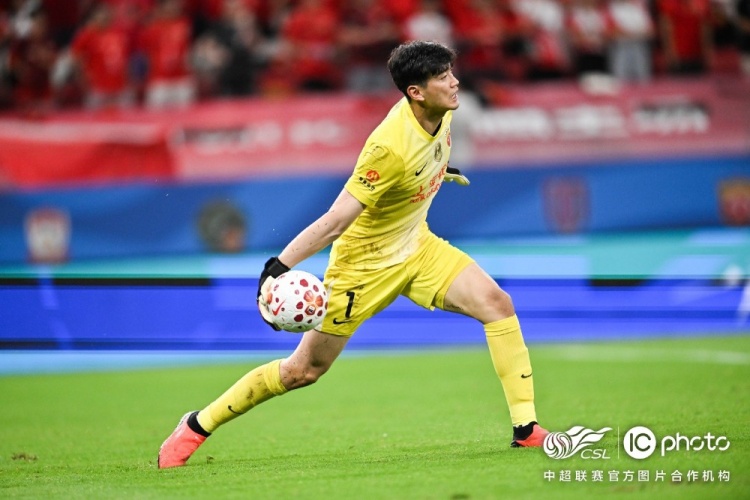 上海海港2-1青岛海牛，下一场海港队将客场对阵深圳新鹏城队