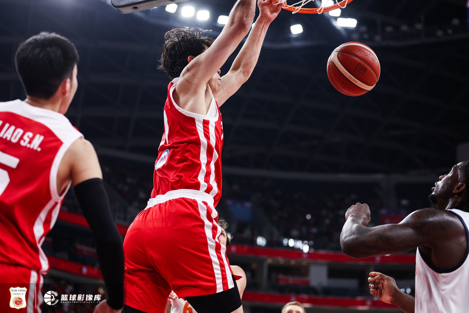 体坛周报:终于又吃到NBA球员红利!中国男篮开启杨瀚森时代 体坛周报:终于又吃到NBA球员红利!中国男篮开启杨瀚森时代