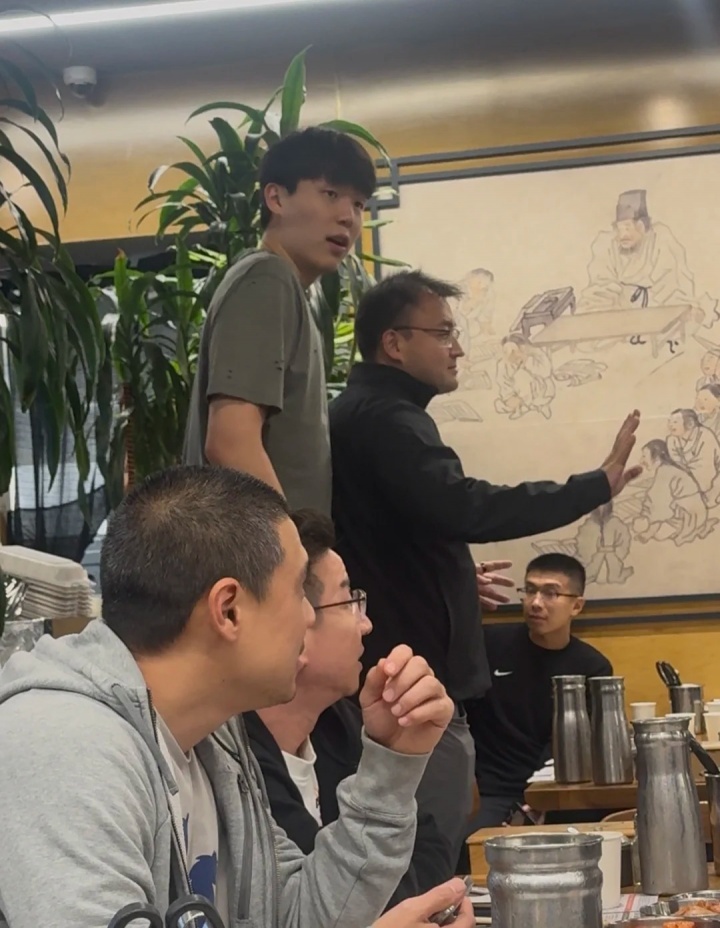 杨瀚森深夜吃火锅！媒体人：那咋了？他没训练？有些球迷爹味太浓