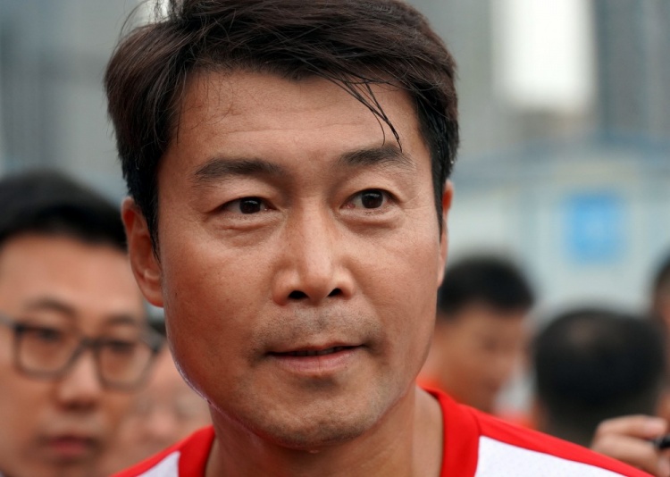 是否合规？申思祁宏已将俱乐部股份转让，新股东与两人父亲同名