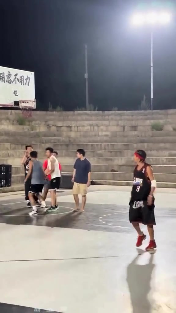 有几分相似？艾弗森与国产艾弗森见面 后者模仿AI标志性Crossover