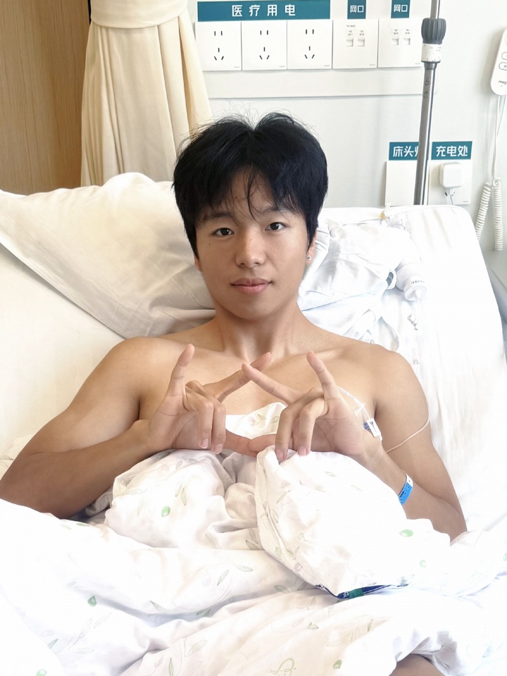 铜梁龙官方：李镇全踝关节距腓前韧带断裂，已顺利完成手术
