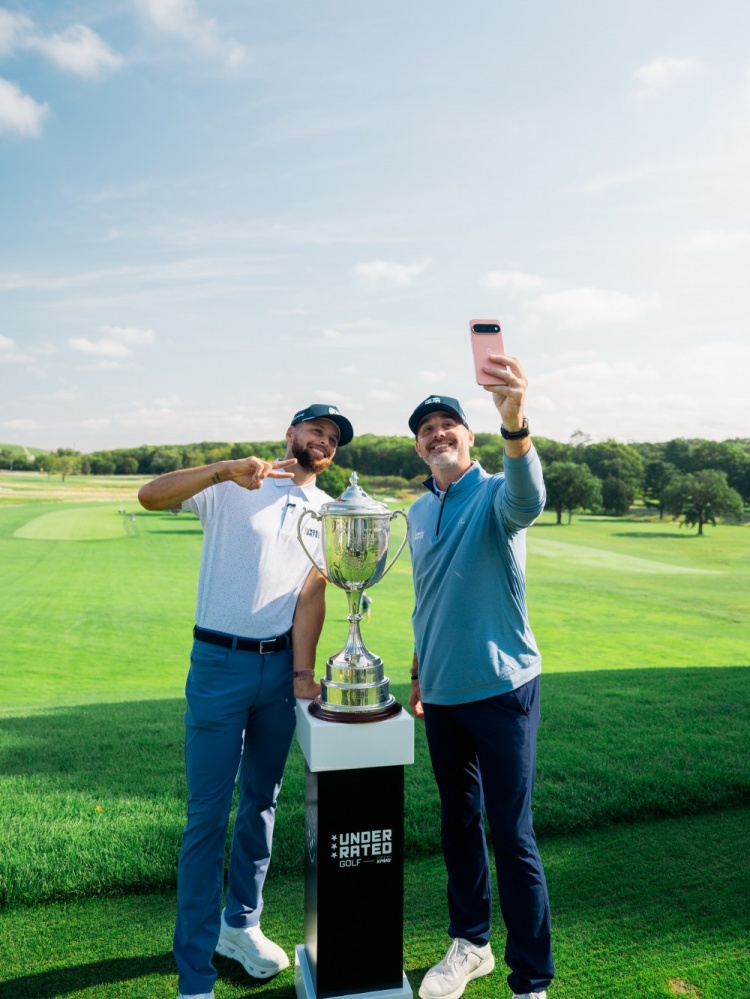 库里回顾库里杯高尔夫赛!为男女组冠军佩尼亚&拉马德里德颁奖 库里回顾库里杯高尔夫赛!为男女组冠军佩尼亚&拉马德里德颁奖