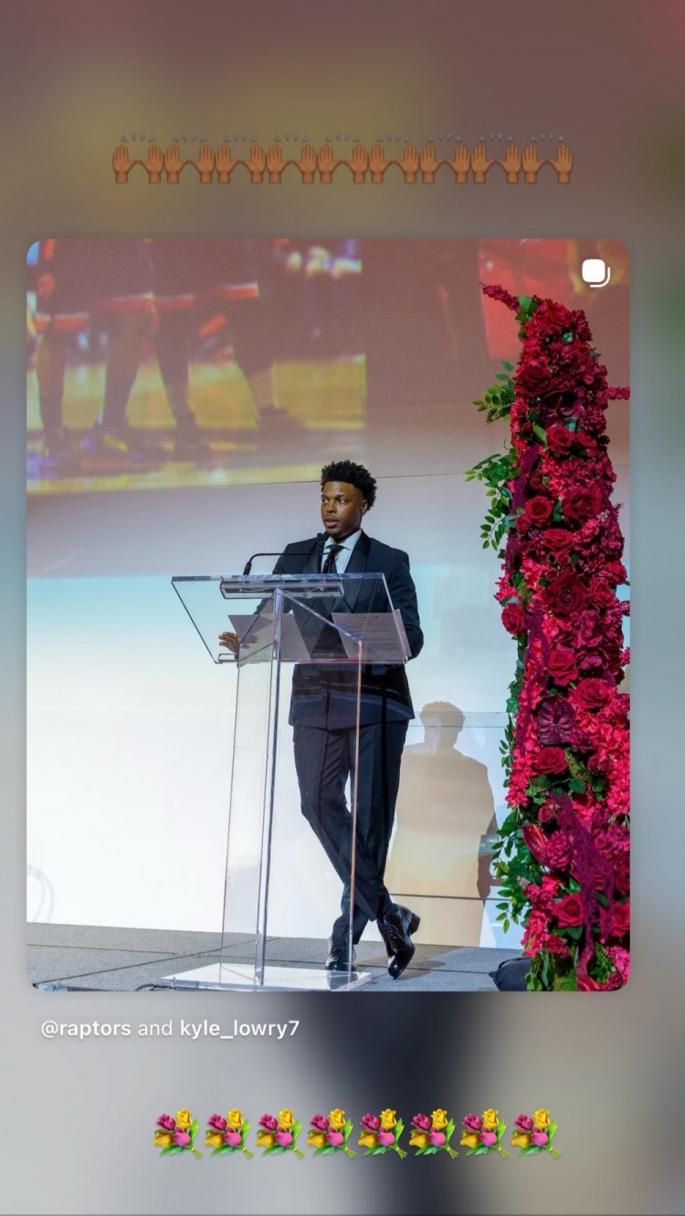 詹姆斯转发洛瑞猛龙庆祝活动照片 连发鼓掌和鲜花表情致敬! 詹姆斯转发洛瑞猛龙庆祝活动照片 连发鼓掌和鲜花表情致敬!
