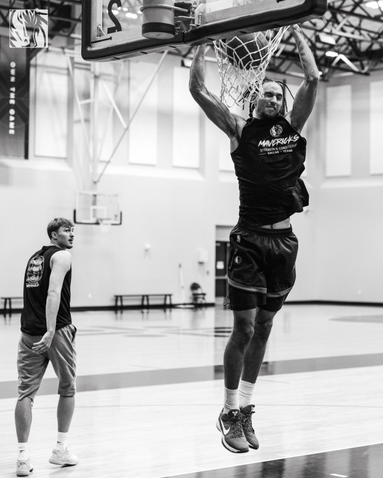 挥汗如雨！独行侠晒训练照：欧文&弗拉格&里萨谢在列