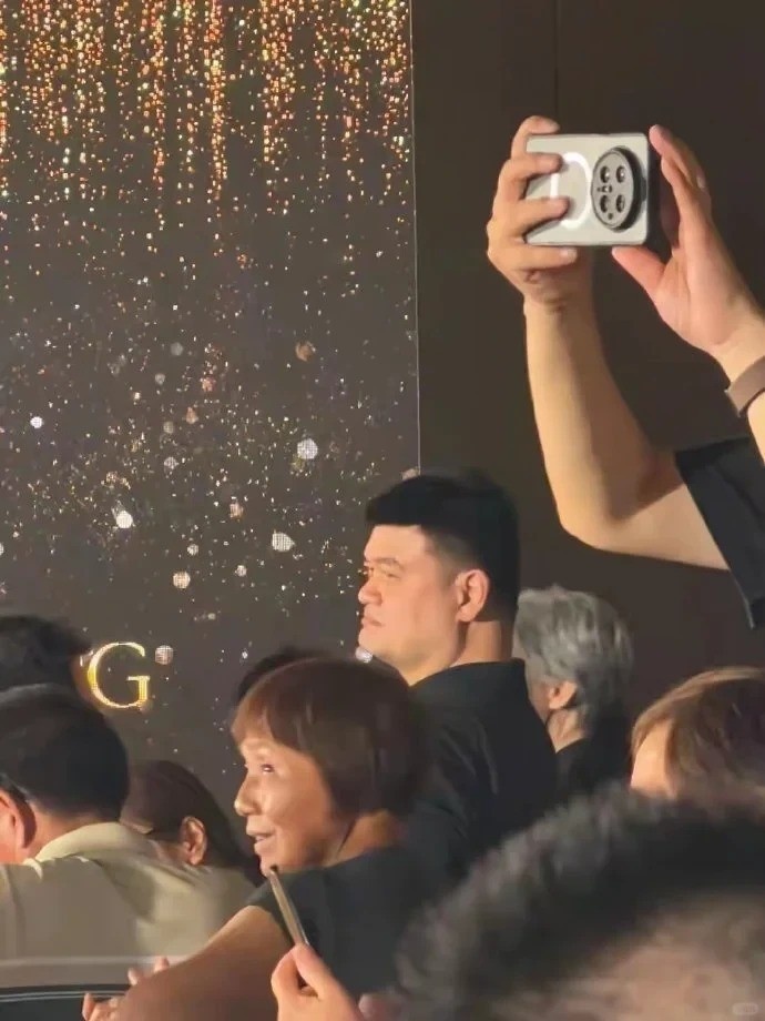 姚明与父母低调出席家族亲戚婚礼 身材高大引得旁人前来合影