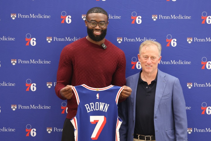 安芬尼·西蒙斯：杰伦·布朗无疑是NBA排名前二的攻防一体球星
